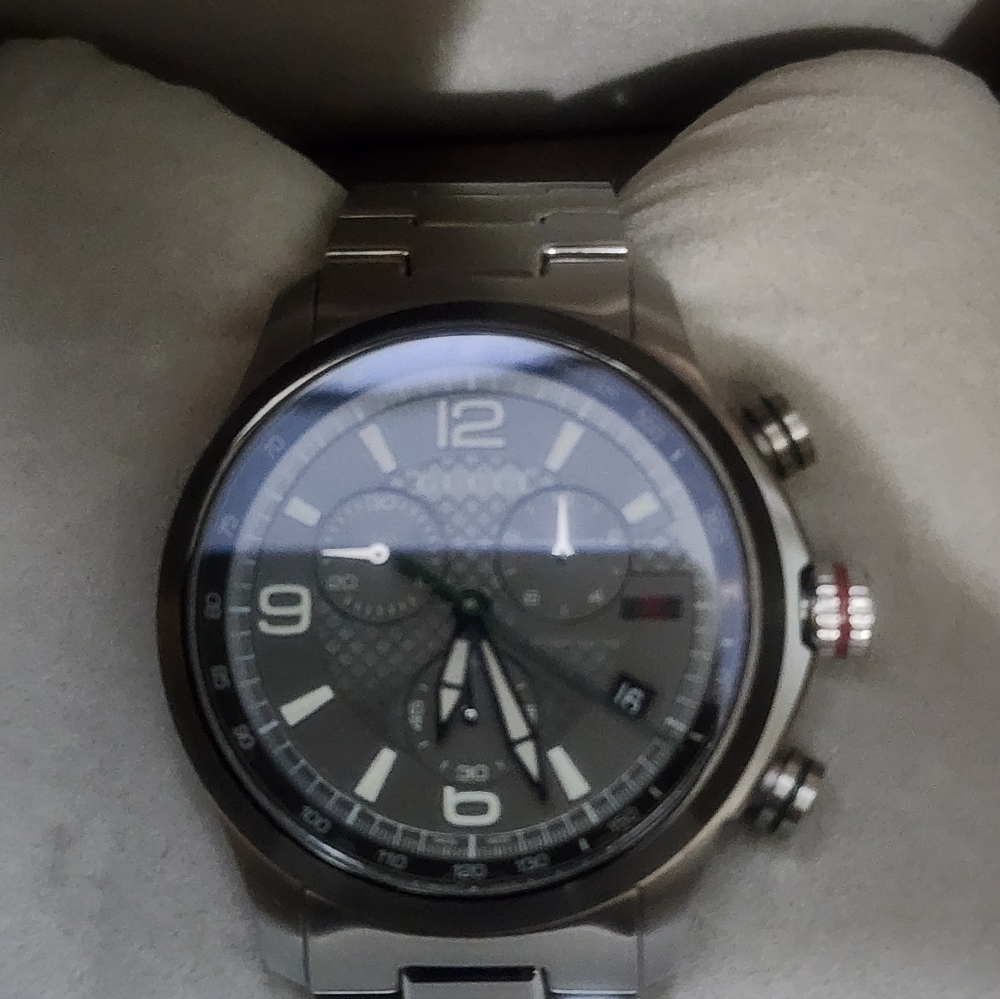 Men's Gucci Timeless Chronograph Black and Silver Watch 126.2/ya126238 SwissMade - Picture 3 of 9
